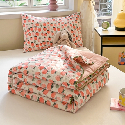 91家纺网 家纺一手货源 找家纺 贝扬思家纺 2025新款水洗皱皱纱系列夏被-系列二 碎碎草莓酪