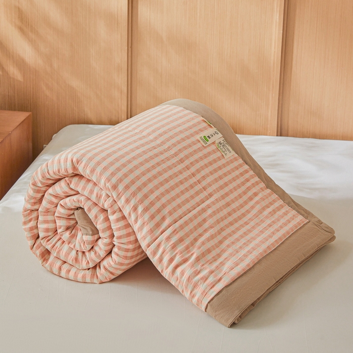 91家纺网 家纺一手货源 找家纺 伊人坊 2025新款A类无印风水洗棉新疆棉花夏被 粉小格