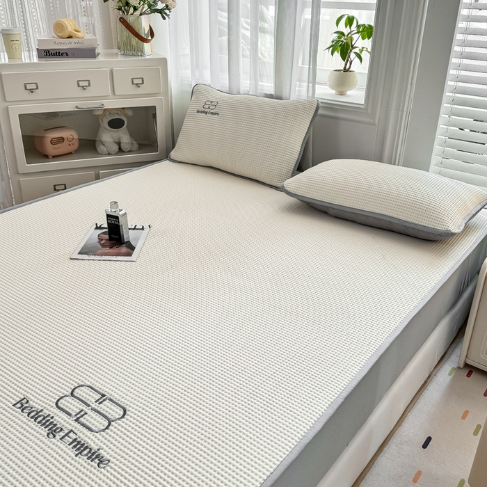 91家纺网 家纺一手货源 找家纺 2025年新款乙纶华夫格刺绣熊猫漫野冰豆豆系列 珍珠白-床笠款