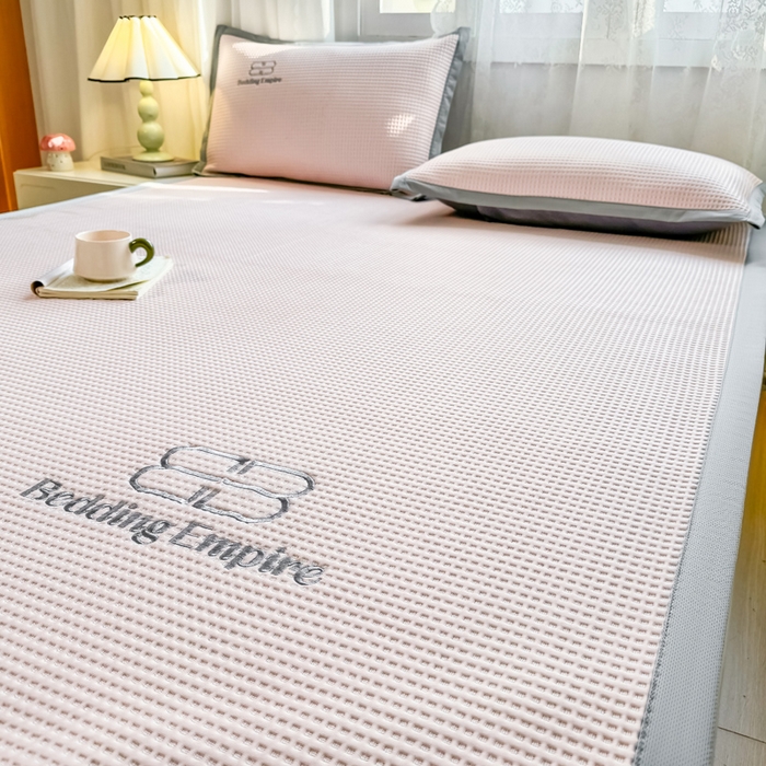 91家纺网 家纺一手货源 找家纺 2025年新款乙纶华夫格刺绣熊猫漫野冰豆豆系列 樱花粉-床席款