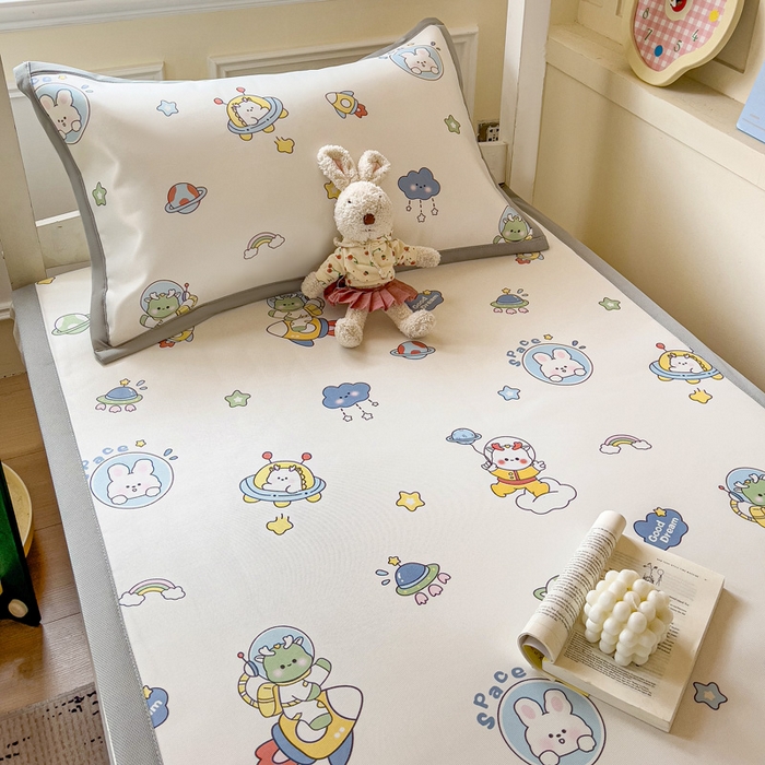 91家纺网 家纺一手货源 找家纺 富馨莱 2025新款学生平铺款冰藤印花凉席A类抗菌冰丝席支持定制尺寸 宇航员