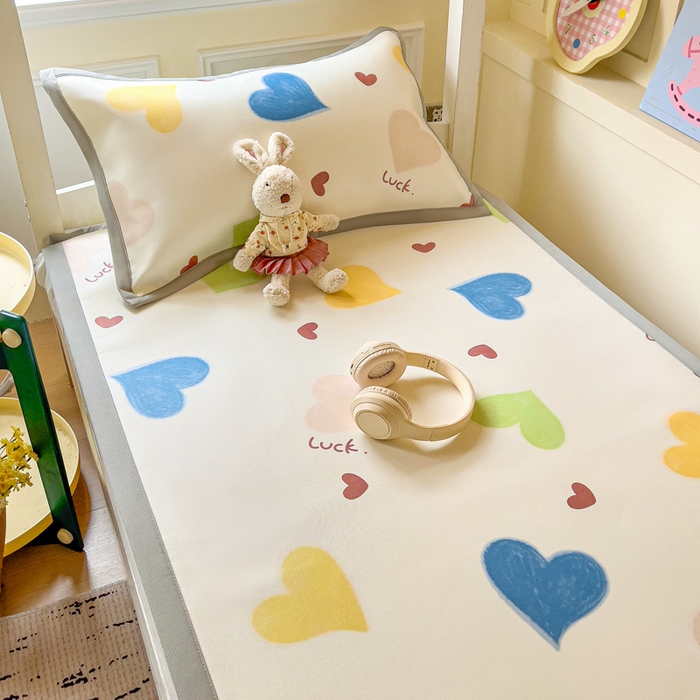 91家纺网 家纺一手货源 找家纺 富馨莱 2025新款学生平铺款冰藤印花凉席A类抗菌冰丝席支持定制尺寸 心意满满