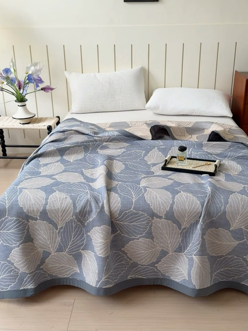 91家纺网 家纺一手货源 找家纺 2025新款A类纯棉针织三层纱提花多功能毯 蓝色-桑叶