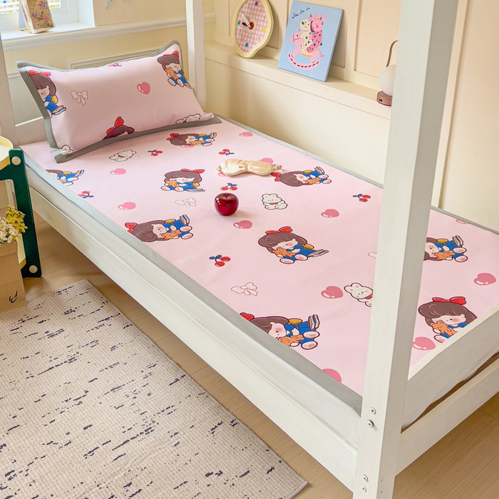 91家纺网 家纺一手货源 找家纺 富馨莱 2025新款学生平铺款冰藤印花凉席A类抗菌冰丝席支持定制尺寸 元气女孩