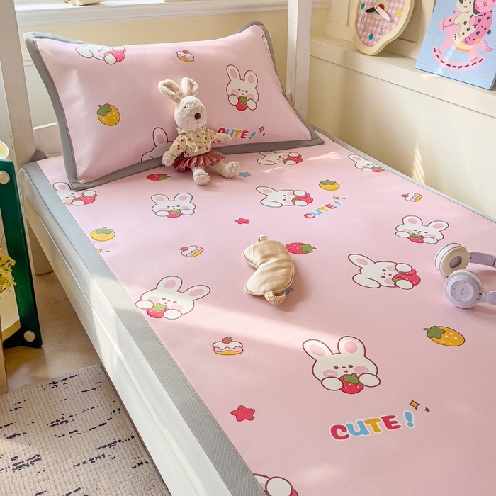 91家纺网 家纺一手货源 找家纺 富馨莱 2025新款学生平铺款冰藤印花凉席A类抗菌冰丝席支持定制尺寸 甜心兔