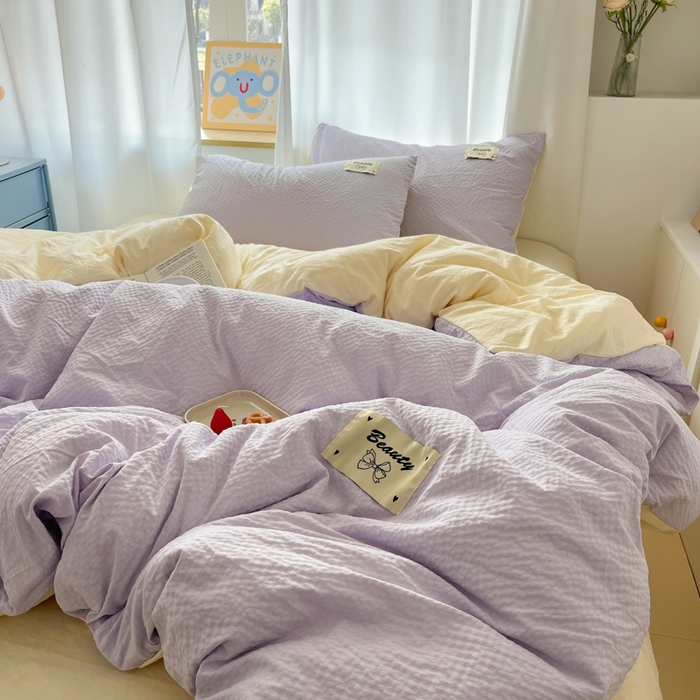 91家纺网 家纺一手货源 找家纺 桃心家居 2025新款A类韩系亲肤软糯甜格泡泡水洗棉撞色奶呼呼织标蝴蝶少女四件套 泡泡水洗棉-甜格紫黄