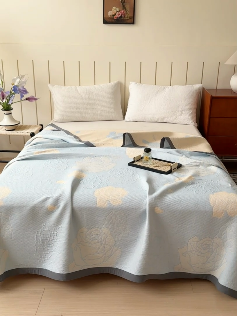 91家纺网 家纺一手货源 找家纺 2025新款A类纯棉针织三层纱提花多功能毯 蓝色-玫瑰