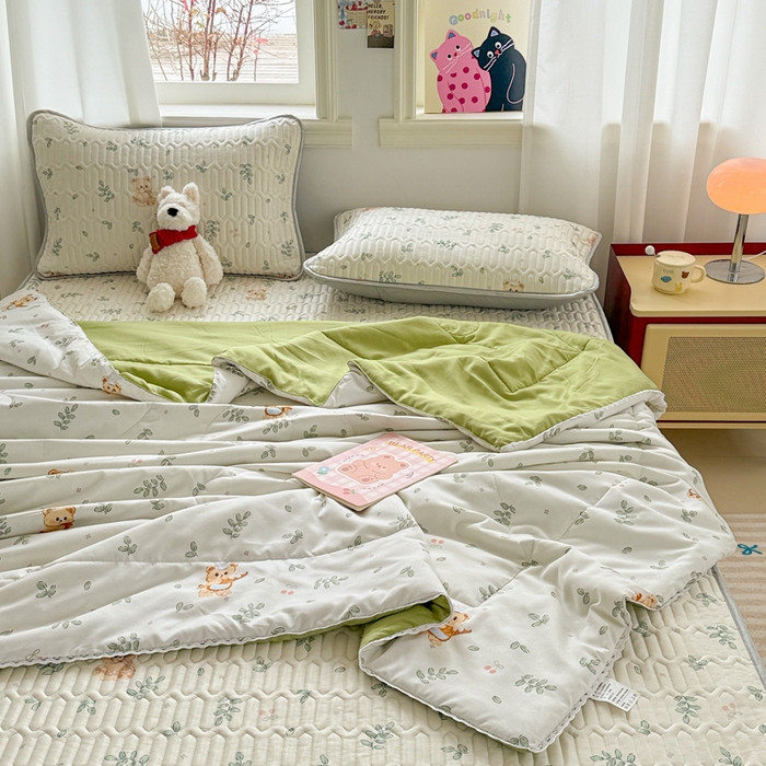 91家纺网 家纺一手货源 找家纺 慕尚家纺  2025春夏新款乳胶凉席水洗棉夏被夏凉被空调被三件套四件套 邻家小熊