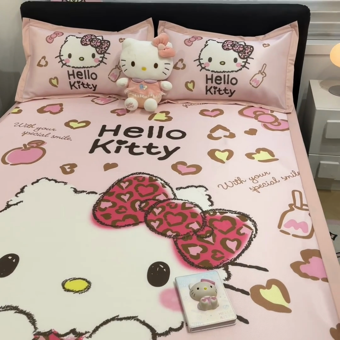 91家纺网 家纺一手货源 找家纺 2025新款正版授权A类大版数码印花三丽鸥可机洗1200D冰丝凉席席子凉席可组合针织棉夏被四件套-平铺款 平铺款-豹纹KT猫