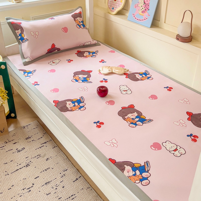 91家纺网 家纺一手货源 找家纺 富馨莱 2025新款学生平铺款冰藤印花凉席A类抗菌冰丝席支持定制尺寸 元气女孩