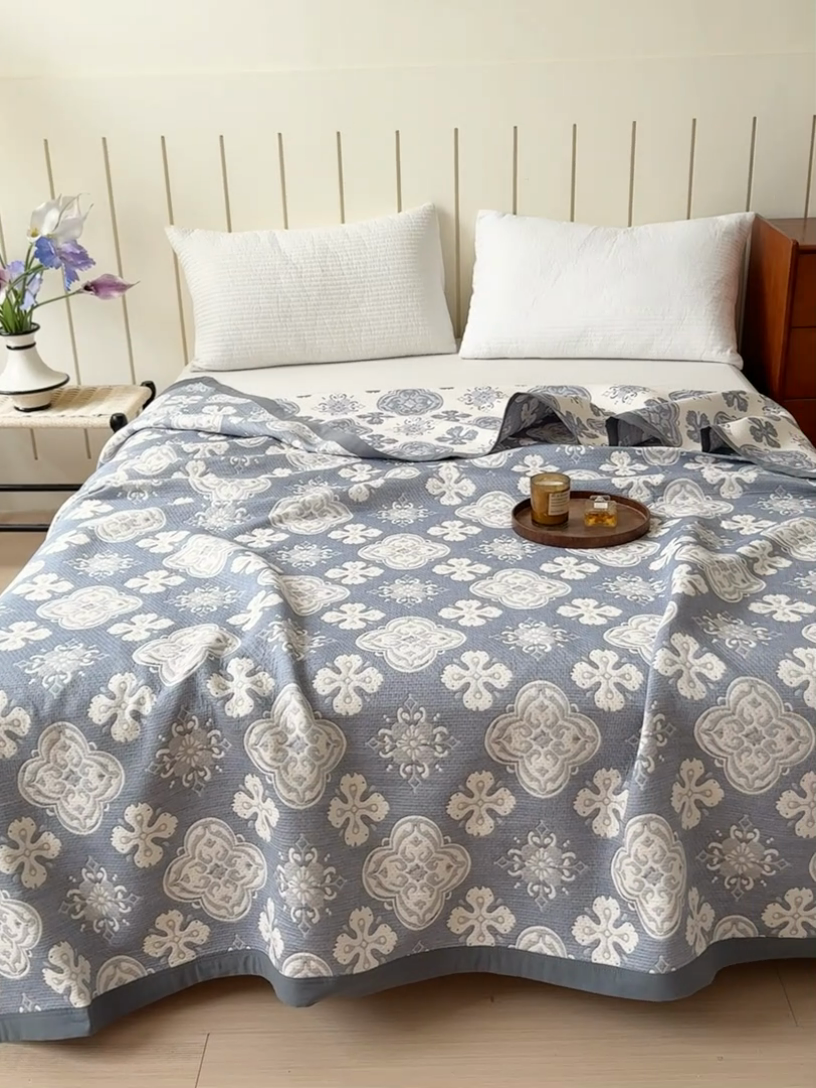 91家纺网 家纺一手货源 找家纺 2025新款A类纯棉针织三层纱提花多功能毯 蓝色-四叶花