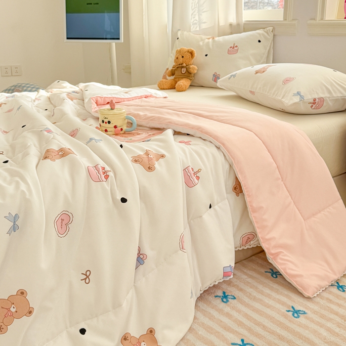 91家纺网 家纺一手货源 找家纺 慕尚家纺 2025新款水洗棉花边工艺羽丝棉卡通系列夏被 甜品小熊