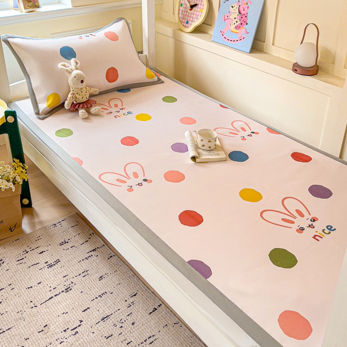 91家纺网 家纺一手货源 找家纺 富馨莱 2025新款学生平铺款冰藤印花凉席A类抗菌冰丝席支持定制尺寸 圆点兔兔