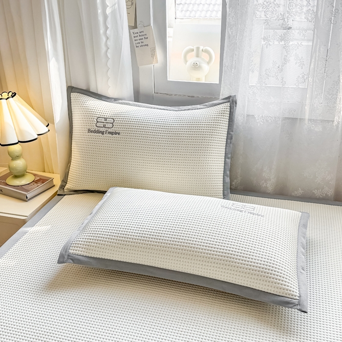 91家纺网 家纺一手货源 找家纺 2025年新款乙纶华夫格刺绣熊猫漫野冰豆豆系列 珍珠白-床席款