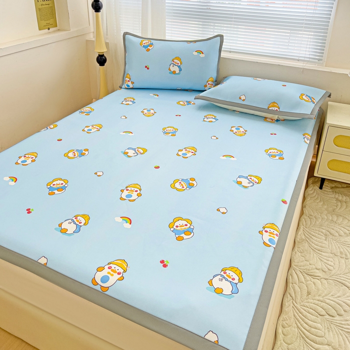 91家纺网 家纺一手货源 找家纺 富馨莱 2025新款平铺款冰藤印花凉席A类抗菌冰丝席支持定制尺寸 开心鸭