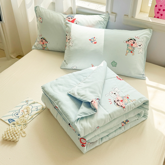 91家纺网 家纺一手货源 找家纺 慕尚家纺 2025新款水洗棉花边工艺羽丝棉卡通系列夏被 蜡笔小新
