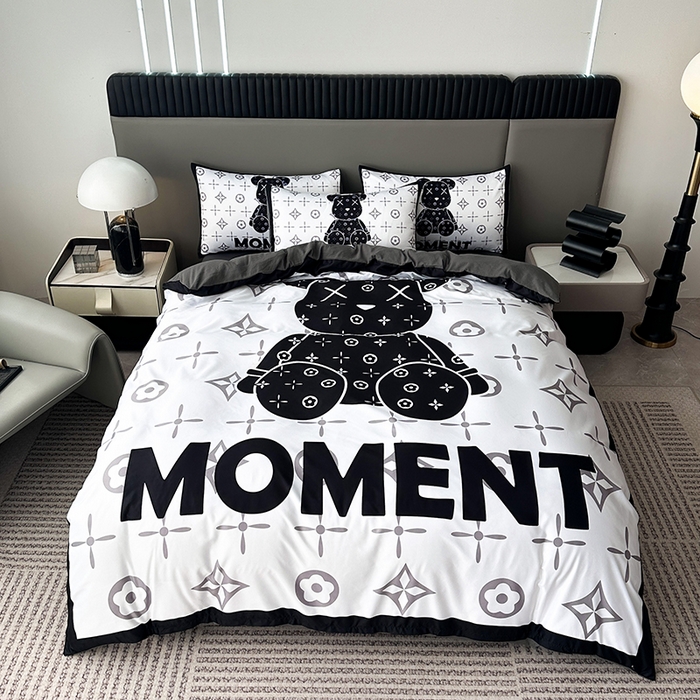 91家纺网 家纺一手货源 找家纺 2025新款水洗真丝数码印花四件套 路易熊-白