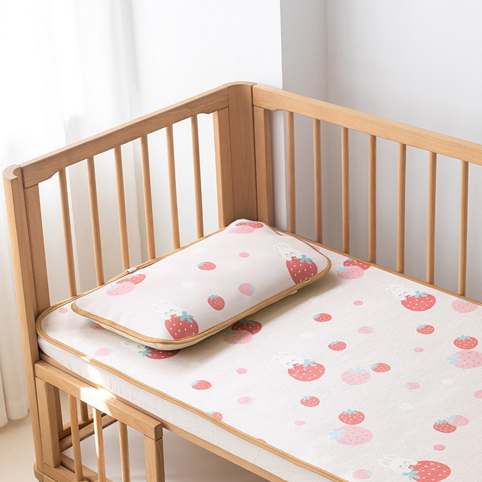 91家纺网 家纺一手货源 找家纺 嗨生活 2025新款古藤席冰丝席双面可用儿童凉席幼儿园凉席双面凉感 清凉熟睡凉席 草莓兔