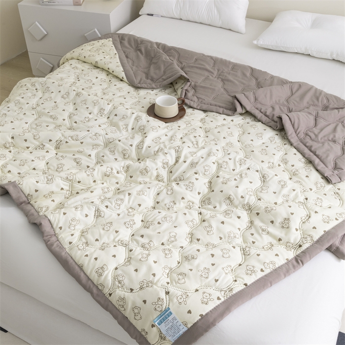 91家纺网 家纺一手货源 找家纺 席万佳 2025新款直播热款印花夏凉被空调被被子被芯水洗棉夏被 比熊院长