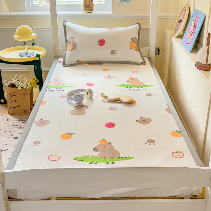 91家纺网 家纺一手货源 找家纺 富馨莱 2025新款学生平铺款冰藤印花凉席A类抗菌冰丝席支持定制尺寸 卡皮熊