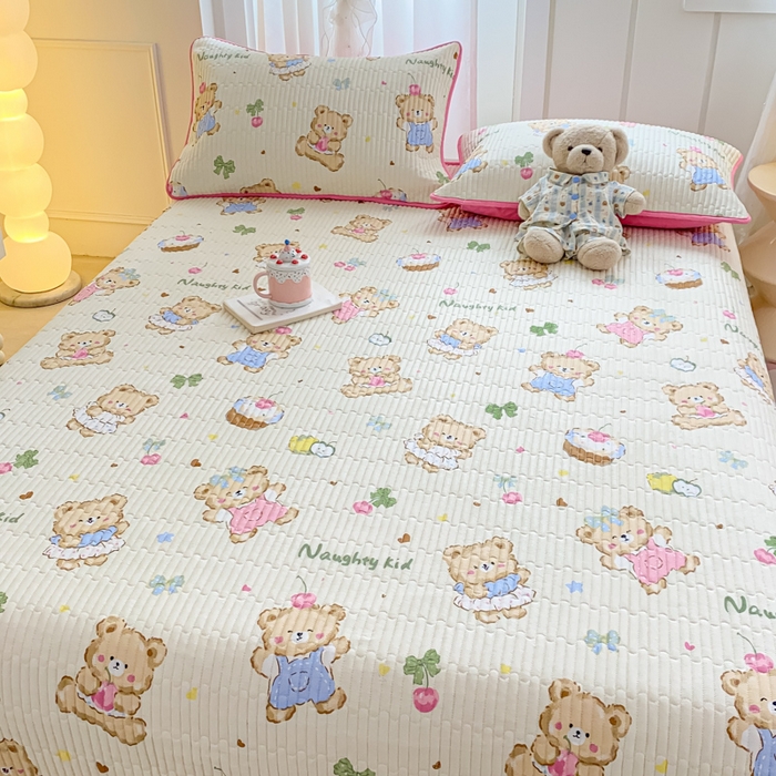 91家纺网 家纺一手货源 找家纺 顺顺家纺 2025新款全棉卡通夹棉床盖 小熊莫尼