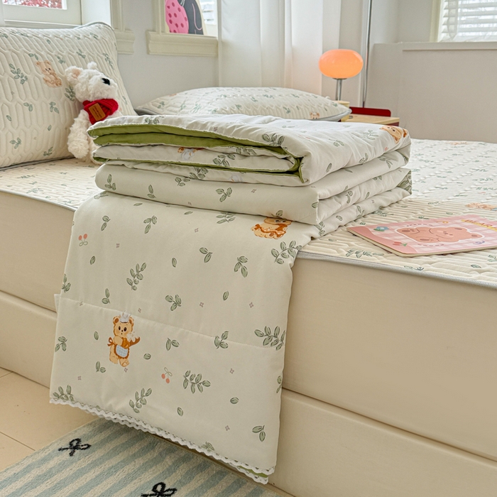 91家纺网 家纺一手货源 找家纺 慕尚家纺  2025春夏新款乳胶凉席水洗棉夏被夏凉被空调被三件套四件套 邻家小熊