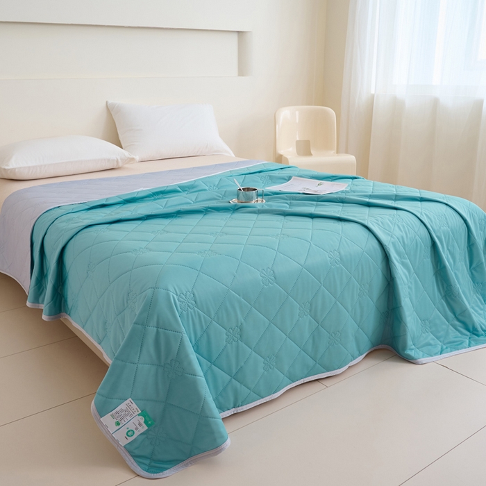 91家纺网 家纺一手货源 找家纺 畅销被业 2025新款A类凉感丝纯色压花夏被系列直播外贸跨境 墨绿