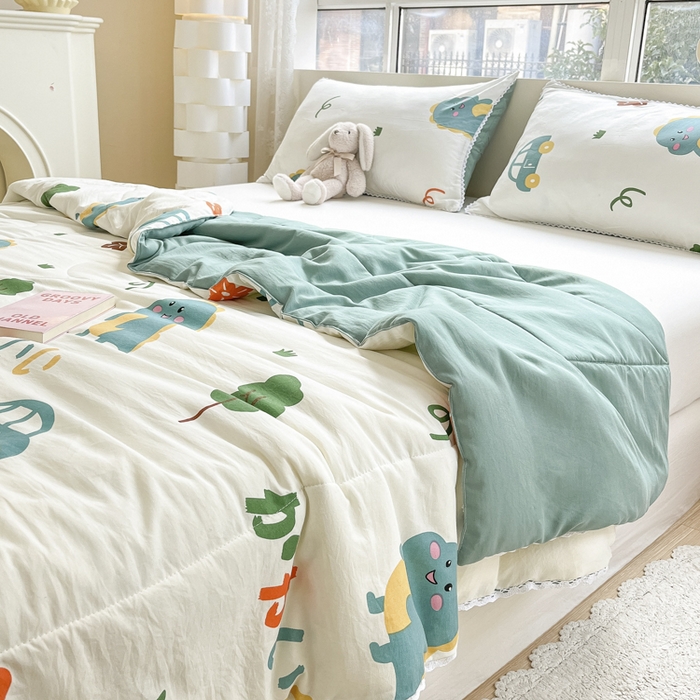 91家纺网 家纺一手货源 找家纺 慕尚家纺 2025新款水洗棉花边工艺羽丝棉卡通系列夏被 萌萌恐龙