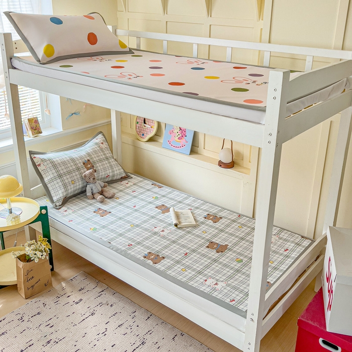 91家纺网 家纺一手货源 找家纺 富馨莱 2025新款学生平铺款冰藤印花凉席A类抗菌冰丝席支持定制尺寸 格子熊