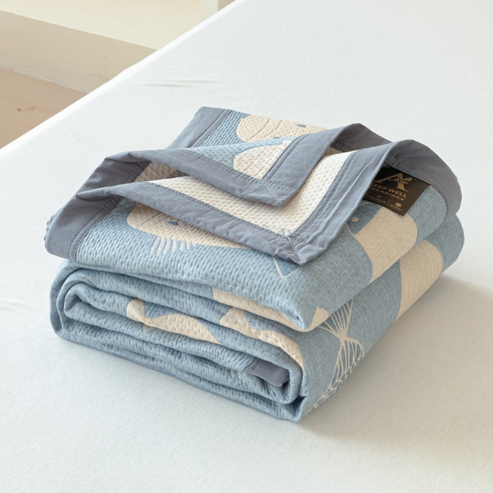 91家纺网 家纺一手货源 找家纺 2025新款A类纯棉针织三层纱提花多功能毯 蓝色-小鱼