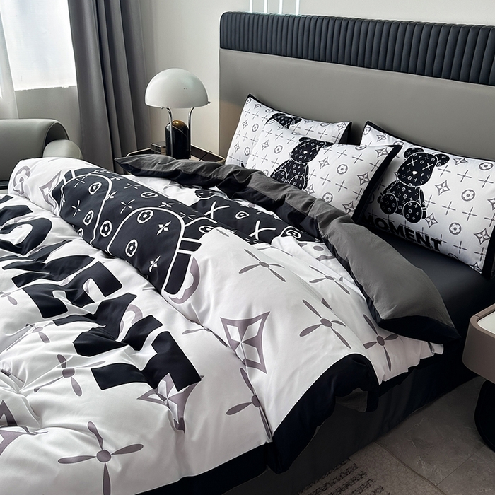 91家纺网 家纺一手货源 找家纺 2025新款水洗真丝数码印花四件套 路易熊-白