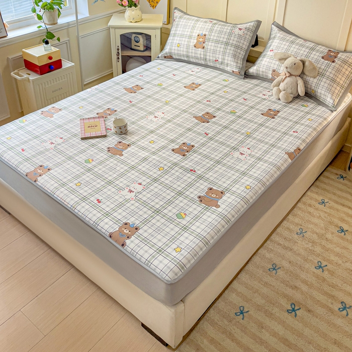 91家纺网 家纺一手货源 找家纺 富馨莱 2025新款床笠款冰藤印花凉席A类抗菌冰丝席支持定制尺寸 格子熊