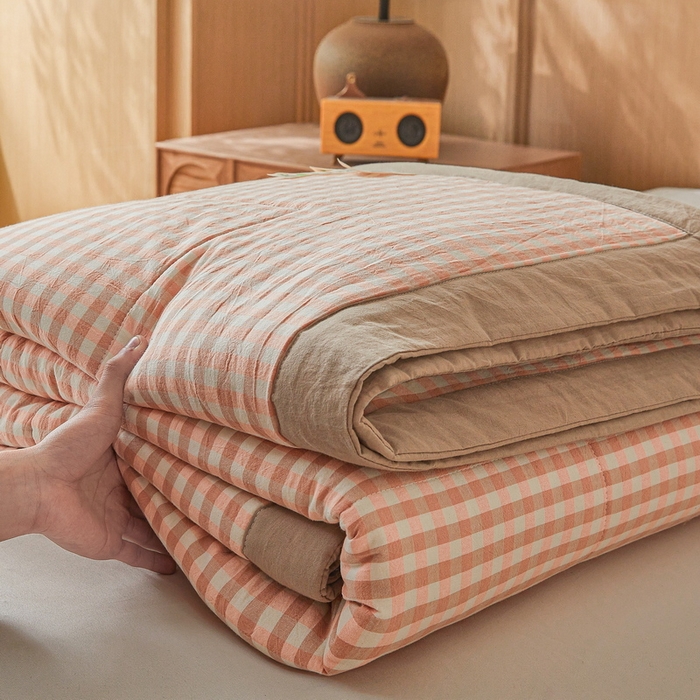 91家纺网 家纺一手货源 找家纺 伊人坊 2025新款A类无印风水洗棉新疆棉花夏被 粉小格