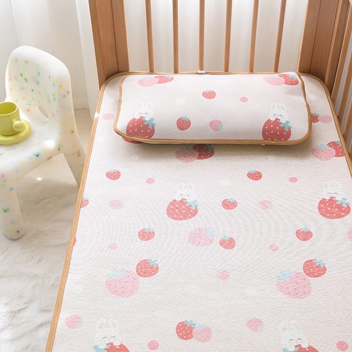 91家纺网 家纺一手货源 找家纺 嗨生活 2025新款古藤席冰丝席双面可用儿童凉席幼儿园凉席双面凉感 清凉熟睡凉席 草莓兔