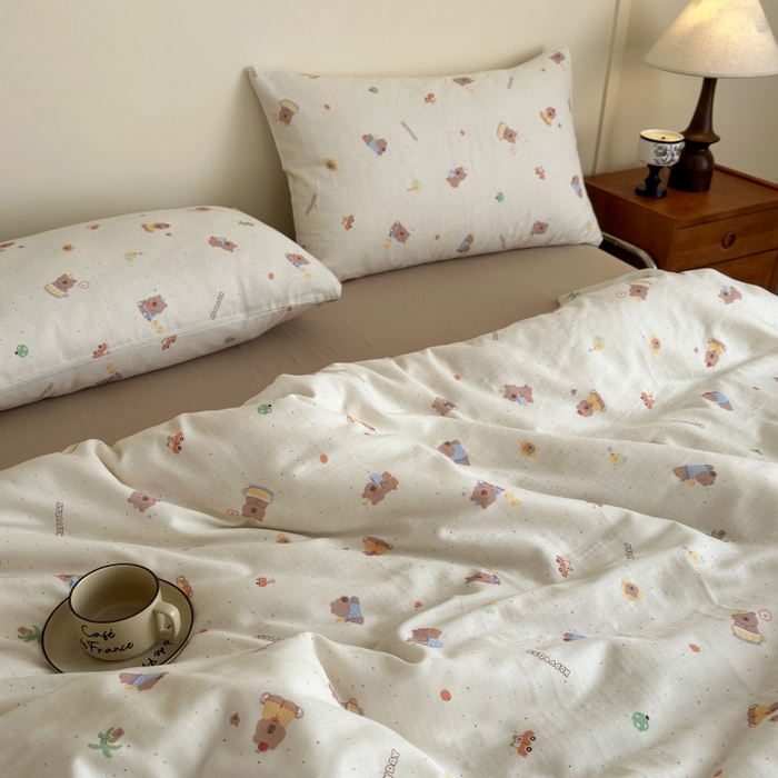 91家纺网 家纺一手货源 找家纺 曲之慕2025新款A类母婴级有氧全棉纯棉双层纱印花四件套 甜点小熊-米