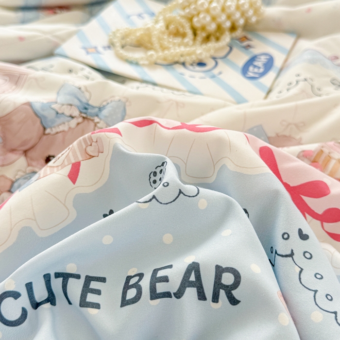 91家纺网 家纺一手货源 找家纺 慕尚家纺 2025新款水洗棉花边工艺羽丝棉卡通系列夏被 洛丽塔小熊