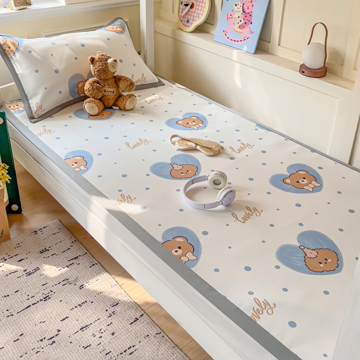 91家纺网 家纺一手货源 找家纺 富馨莱 2025新款学生平铺款冰藤印花凉席A类抗菌冰丝席支持定制尺寸 爱心小熊