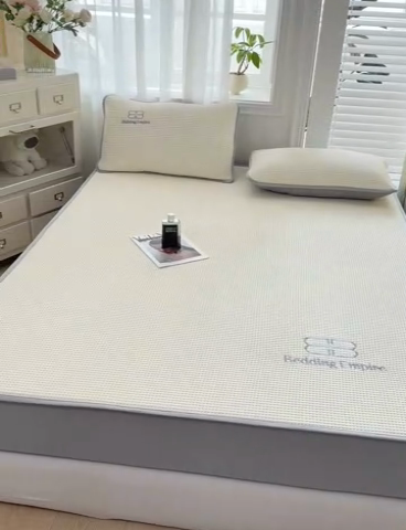 91家纺网 家纺一手货源 找家纺 2025年新款乙纶华夫格刺绣熊猫漫野冰豆豆系列 珍珠白-床笠款