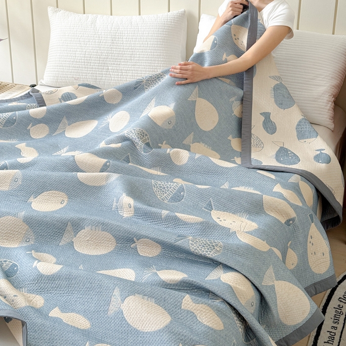 91家纺网 家纺一手货源 找家纺 2025新款A类纯棉针织三层纱提花多功能毯 蓝色-小鱼