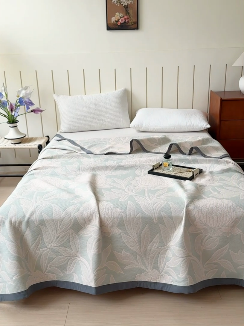 91家纺网 家纺一手货源 找家纺 2025新款A类纯棉针织三层纱提花多功能毯 青色-花叶