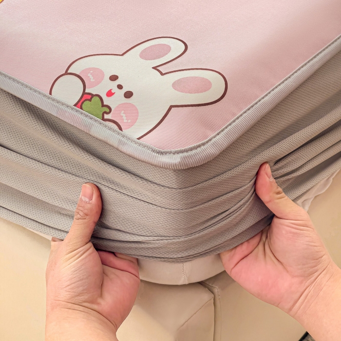 91家纺网 家纺一手货源 找家纺 富馨莱 2025新款床笠款冰藤印花凉席A类抗菌冰丝席支持定制尺寸 甜心兔