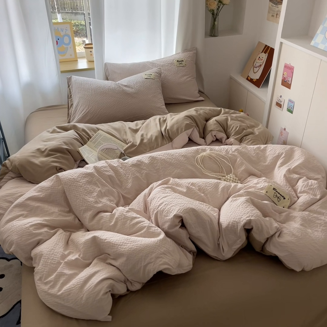 91家纺网 家纺一手货源 找家纺 桃心家居 2025新款A类韩系亲肤软糯甜格泡泡水洗棉撞色奶呼呼织标蝴蝶少女四件套 泡泡水洗棉-甜格奶咖