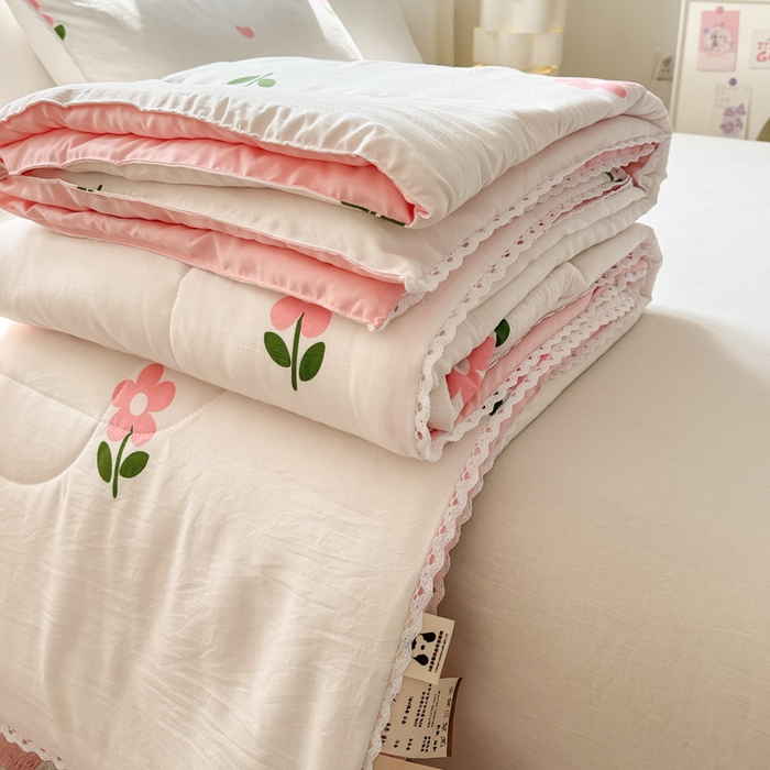 91家纺网 家纺一手货源 找家纺 慕尚家纺 2025新款水洗棉花边工艺羽丝棉卡通系列夏被 花儿朵朵