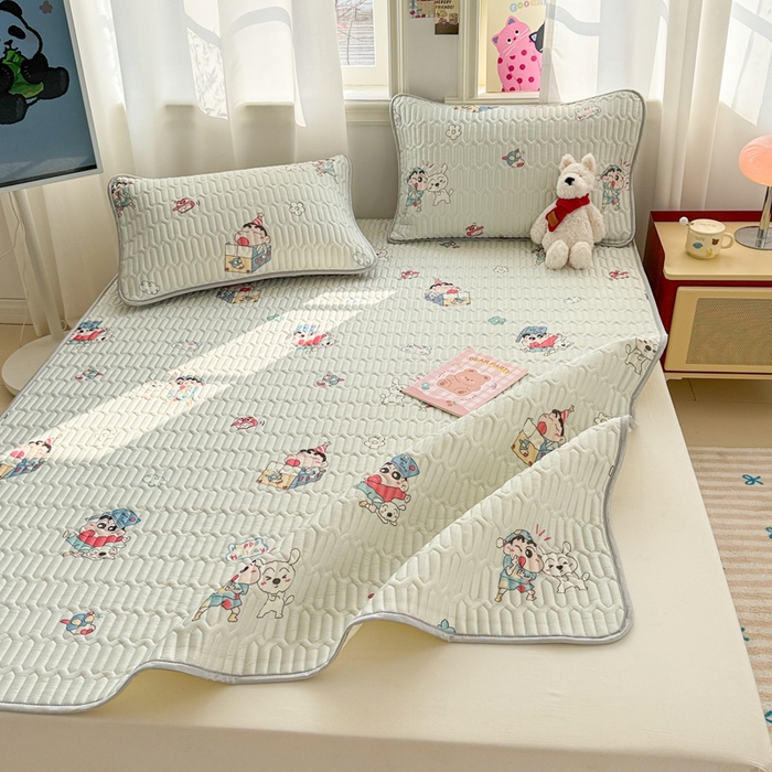 91家纺网 家纺一手货源 找家纺 慕尚家纺  2025春夏新款乳胶凉席水洗棉夏被夏凉被空调被三件套四件套 蜡笔小新