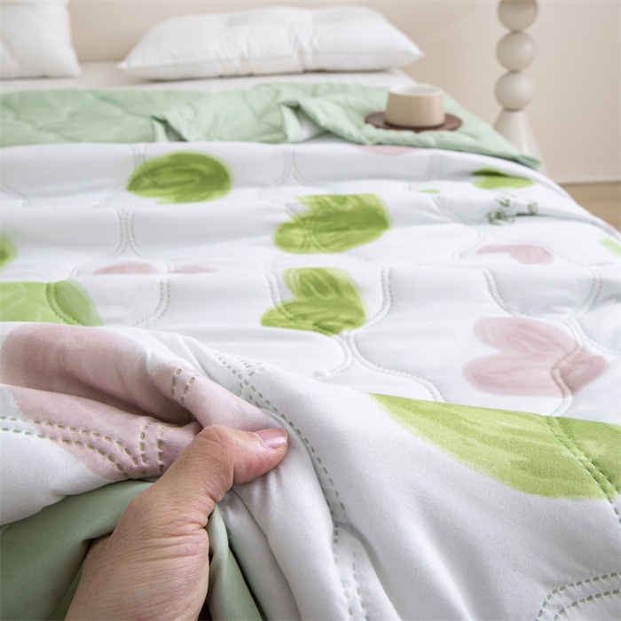 91家纺网 家纺一手货源 找家纺 梵心家纺 2025新款直播热款印花夏凉被空调被被子被芯水洗棉夏被 爱心满满