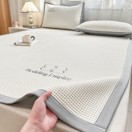 2025年新款乙纶华夫格刺绣熊猫漫野冰豆豆系列 珍珠白-床席款