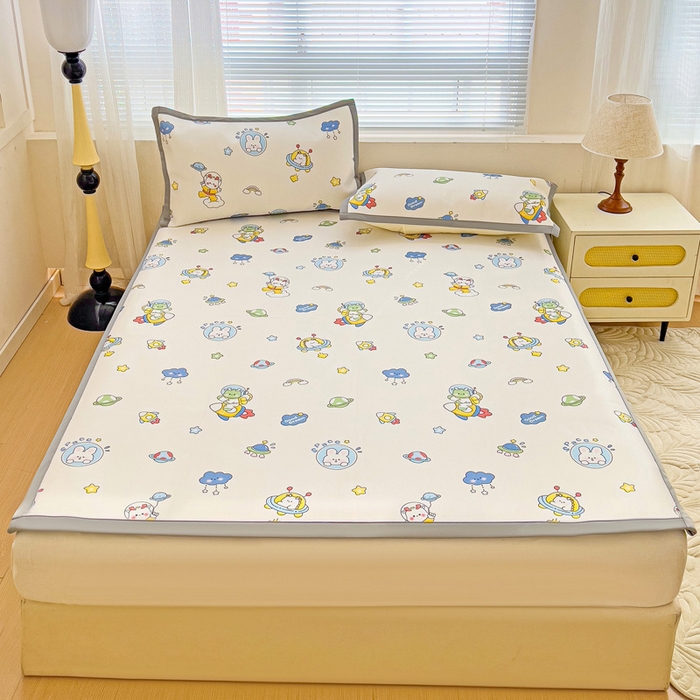 91家纺网 家纺一手货源 找家纺 富馨莱 2025新款平铺款冰藤印花凉席A类抗菌冰丝席支持定制尺寸 宇航员