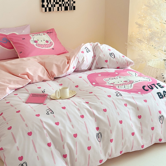 91家纺网 家纺一手货源 找家纺 花言狐语 2025新款全棉13372卡通大版数码印花四件套（提供买家秀） 爱心猫