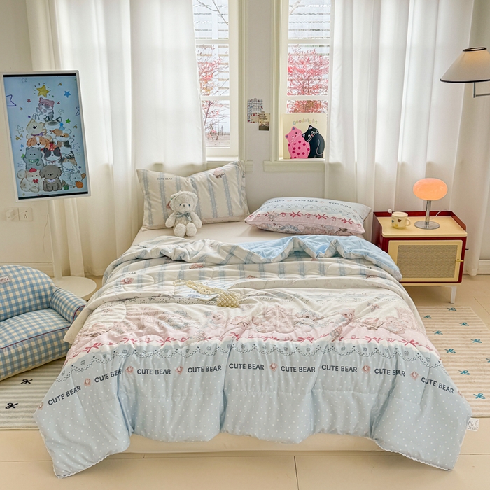 91家纺网 家纺一手货源 找家纺 慕尚家纺 2025新款水洗棉花边工艺羽丝棉卡通系列夏被 洛丽塔小熊