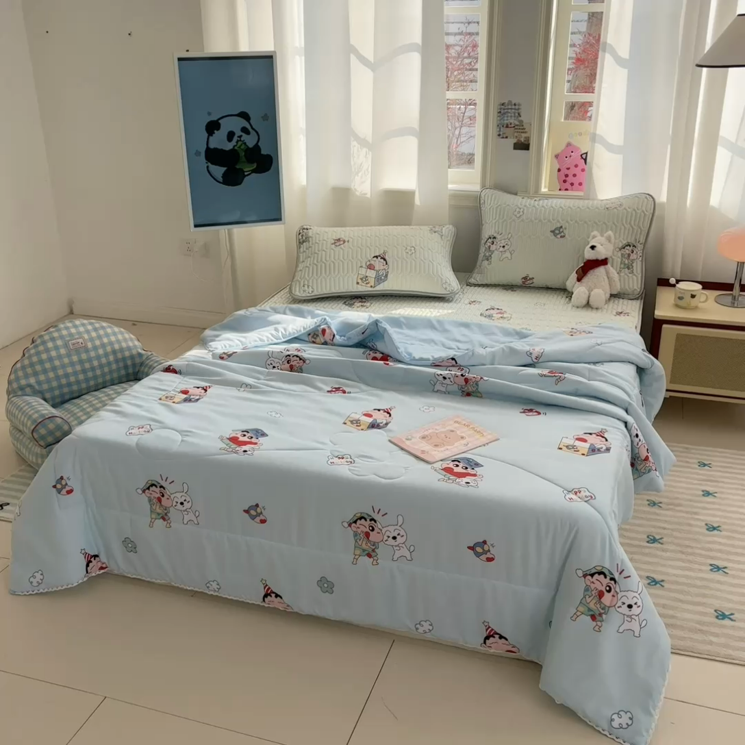 91家纺网 家纺一手货源 找家纺 慕尚家纺  2025春夏新款乳胶凉席水洗棉夏被夏凉被空调被三件套四件套 蜡笔小新